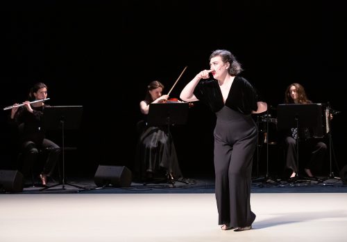 CARMEN. - une pièce de François Gremaud avec Rosemary Standley et quatre musiciennes. Une production de la 2b company. Théâtre de Vidy, Lausanne, le 29 mai 2023. ©Dorothée Thébert Filliger