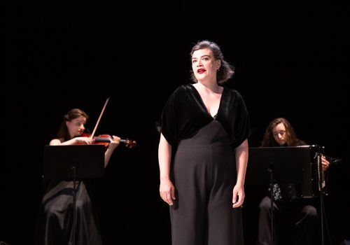 CARMEN. - une pièce de François Gremaud avec Rosemary Standley et quatre musiciennes. Une production de la 2b company. Théâtre de Vidy, Lausanne, le 29 mai 2023. ©Dorothée Thébert Filliger