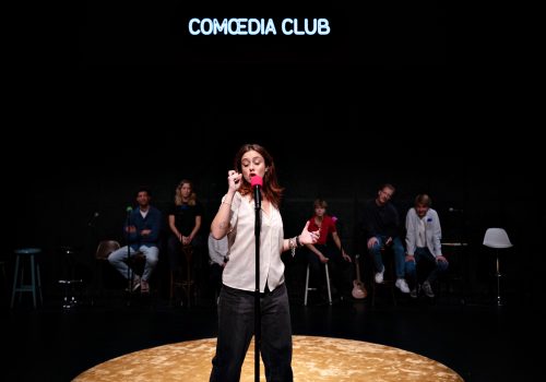 Stand-up de Mohamed El Khatib au Théatre du Rond-Point à Paris le 14 octobre 2024.